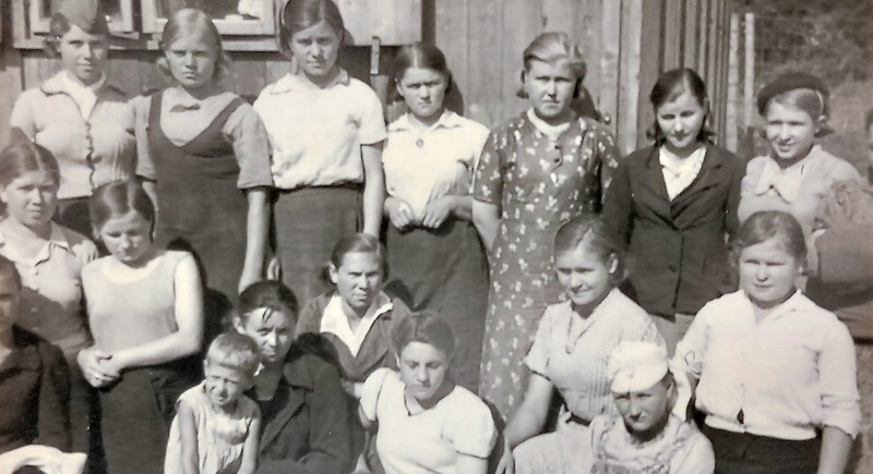 Einige Fotos wie dieses mit der Beischrift "Partisanen-Familien 1944" zeigen Frauen und Kinder im Stalag VII A. 