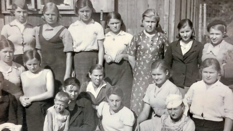 Einige Fotos wie dieses mit der Beischrift "Partisanen-Familien 1944" zeigen Frauen und Kinder im Stalag VII A.