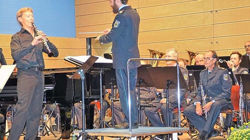 Florian Simeth (links) stellt seit ein paar Jahren hochkarätige Konzerte im Robert-Schuman-Gymnasium auf die Beine. Die Mensa hat als Veranstaltungsort ausgedient - nun muss eine Alternative her.