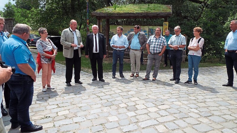 Im Juni hatte der Bau- und Umweltausschuss des Landkreises mit Landrat Heinrich Trapp das Zentrum des Landesbund für Vogelschutz "Mensch und Natur" in Arnschwang besichtigt. Der Chamer Landrat Franz Löffler begrüßte die Gäste.