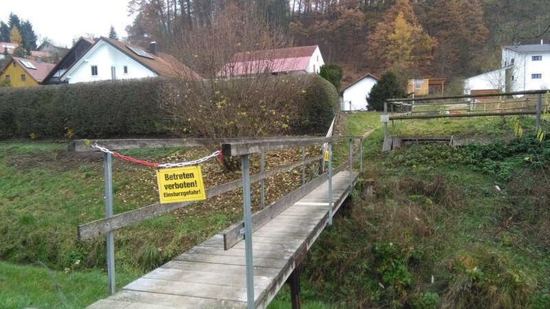 Die noch gesperrte Fußgängerbrücke "Am Wirtsanger", die über den Tiefenbach führt, wird demnächst ausgebessert. Eine Sanierung folgt.