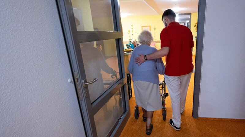 Wohin geht der Weg? In der Altenpflege fehlen Mitarbeiter. Mancherorts müssen schon Heimplätze frei bleiben - trotz langer Warteliste.