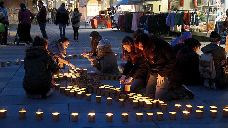 Schüler und Caritas-Mitarbeiter zünden jedes Jahr Kerzen am Steiner-Thor-Platz an, um damit ein starkes Zeichen für Menschen in Not setzen.