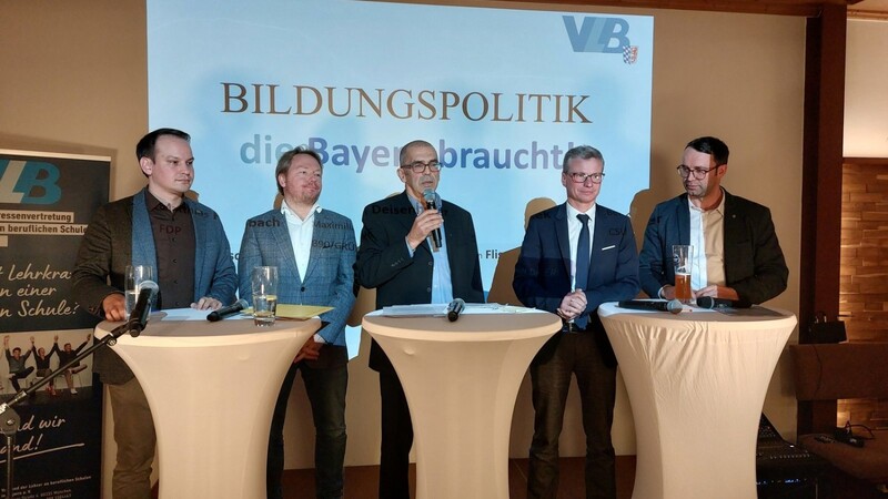Die Diskussionsrunde: (von links) MdL Matthias Fischbach (FDP), MdL Christian Flisek (SPD), Moderator Dr. Stefan Rammer, Landrat Bernd Sibler (CSU) und MdL Maximilian Deisenhofer (Bündnis 90/Grüne).