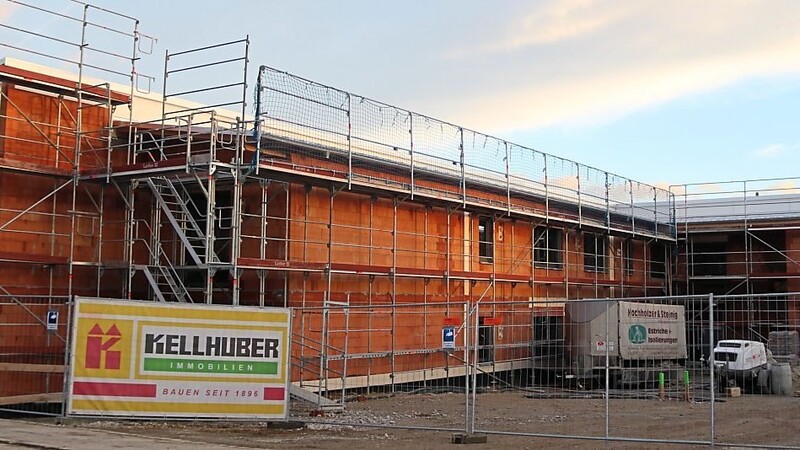 Der Bau an der Ergoldsbacher Straße ist schon weit fortgeschritten, im August werden die ersten Hohenthanner Bürger hier einziehen.