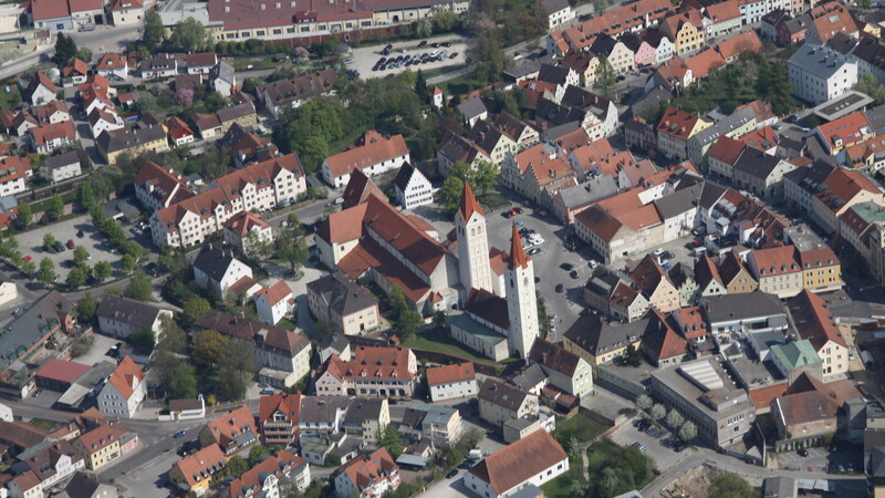 der vordere der beiden Türme gehört zur Johanneskirche.