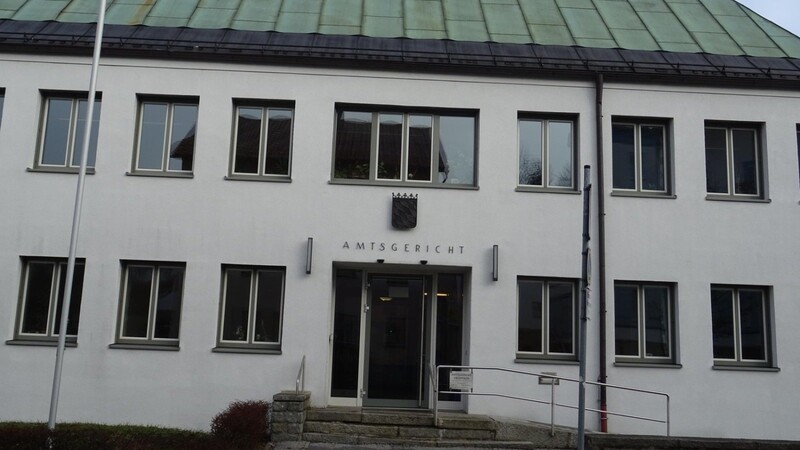 Vor dem Amtsgericht Viechtach stand ein 19-Jähriger wegen diverser Anklagepunkte.