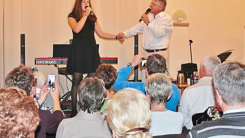 Bert Casale und Sopranistin Jessica Hörl auf der Bühne.