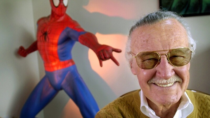 Der Schöpfer mit seiner wohl bekanntesten Figur: Stan Lee im Jahr 2002 mit einer Spiderman-Figur
