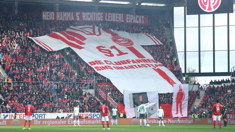 Mit diesem Banner wurde Karl-Heinz Rummenigge von den Fans des FC Bayern aufgezogen.