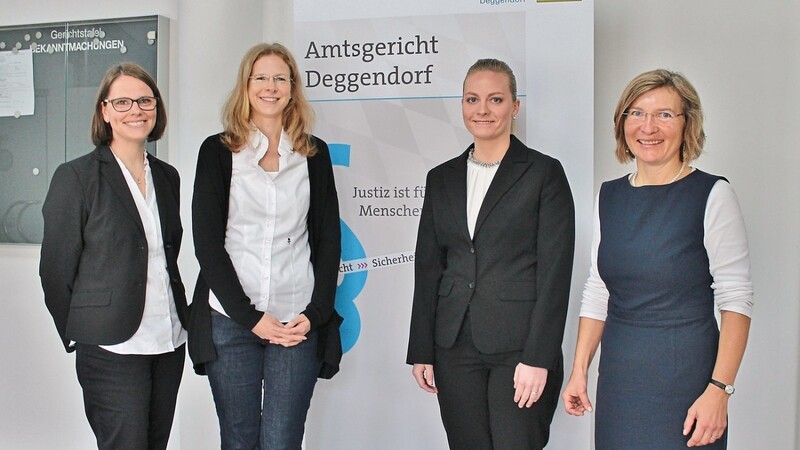 Mit (v. l.) Dr. Regina Ellsperger, Julia Brunner und Melanie Kellner erfährt das Amtsgericht mit Direktorin Eva Nistler an der Spitze Verstärkung.