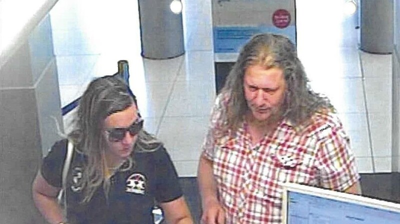 Dieses Betrüger-Duo erbeutete im Juli 2018 in einer Bank in Regensburg einen fünfstelligen Bargeldbetrag. Wer kann Angaben zu deren Identität machen?