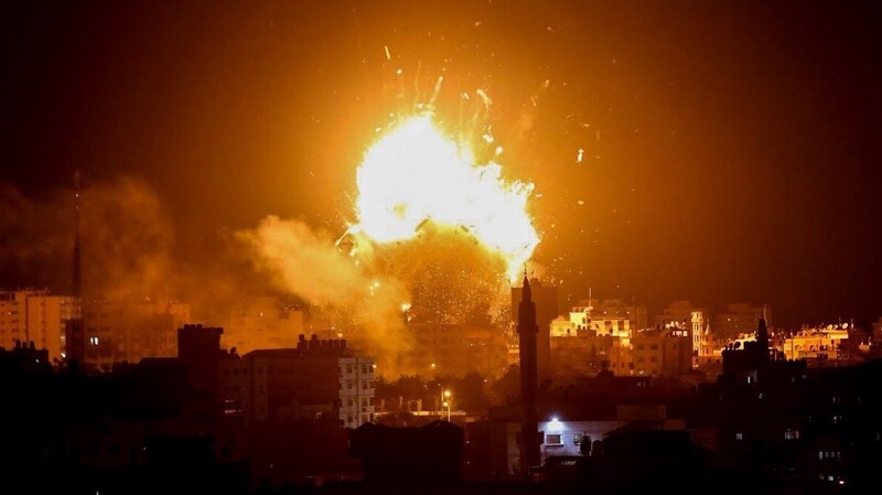 Nach einem israelischen Luftangriff ist eine Explosion an der Station des Hamas-Fernsehsenders Al-Aksa zu sehen.