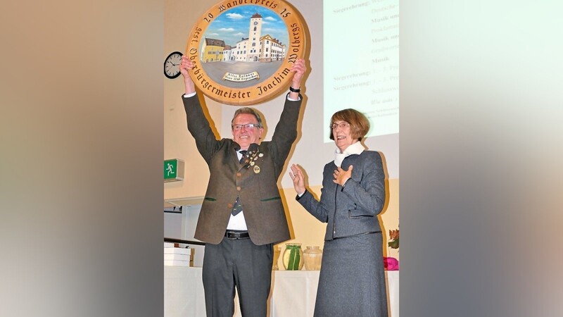 Gauschützenmeister Manfred Wimber gewann die Bürgermeister-Ehrenscheibe, die Stadträtin Gabriele Opitz überreichte.