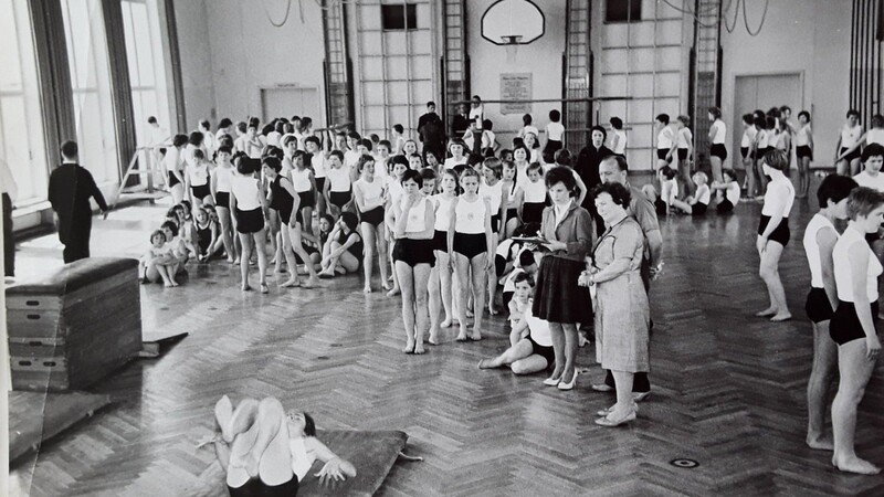 Kinderturnfest in den 60er Jahren in der alten Hans-Glas-Halle der Realschule.