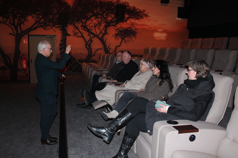 Citydom-Eigentümer Dr. Thomas Negele stellte Claudia Roth und den Grünen Silke Prößl, Feride Niedermeier, Erhard Grundl und Kay Hoppe seine Strategie vor, Straubings Kino zukunftssicher zu machen.  
