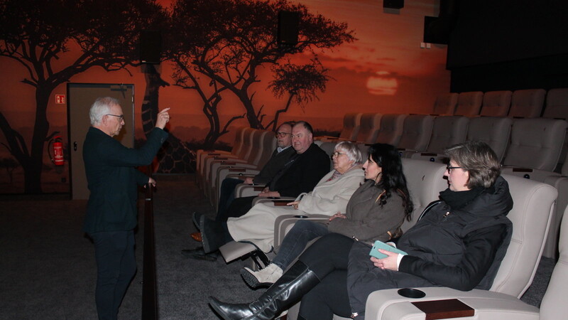 Citydom-Eigentümer Dr. Thomas Negele stellte Claudia Roth und den Grünen Silke Prößl, Feride Niedermeier, Erhard Grundl und Kay Hoppe seine Strategie vor, Straubings Kino zukunftssicher zu machen.