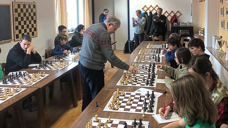 Nach dem Schachunterricht trat der Internationale Meister Sandor Biro gegen seine eifrigen Schüler bei einem Simultanturnier an.