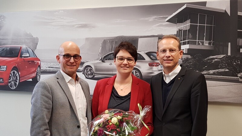 Jörg Schlagbauer (links auf dem Bild) und Bernhard Stiedl (rechts auf dem Bild), gratulierten Karola Frank zu ihrer Wahl als ehrenamtliches Mitglied in den Vorstand der IG Metall.