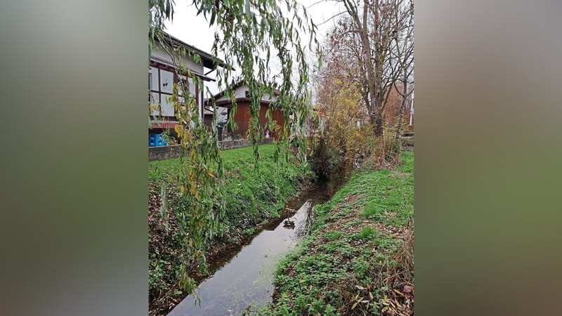 Der Schwalmbach in Pilsting war weiß verfärbt. Nur wenige Stunden später hat es sich wieder verflüchtigt.