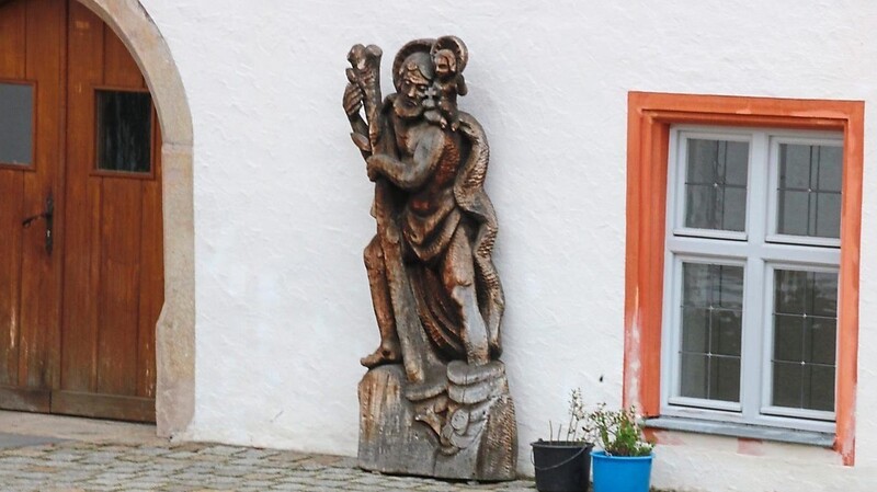 Seit kurzem steht die Figur neben dem Eingang zum Alten Pfarrhof - allerdings nur vorübergehend, bis ein endgültiger Platz im Pfarrhofbereich gefunden ist.