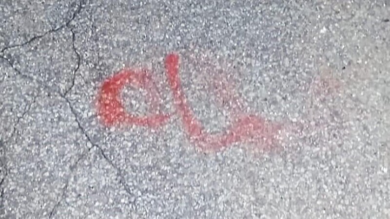 Dieses Zeichen sprayte ein Unbekannter auf die Bräuhausstraße (mittlerweile wurde es übermalt). Es kann als Symbol der sogenannten "Gaunerzinken", das für "Anwesen mit der Nummer 4 günstig für Diebstahl" steht, verstanden werden.