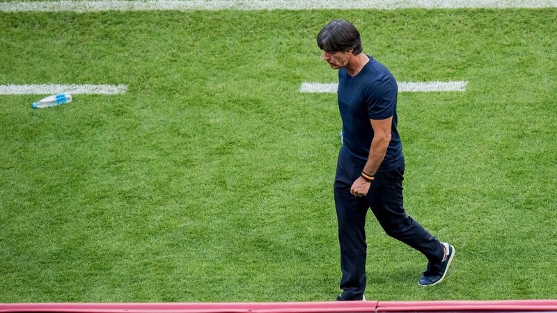 Die größte Blamage in seiner Ära als Bundestrainer: Joachim Löw nach dem 0:2 gegen Südkorea, das zum WM-Aus führte. Heute trifft Deutschland auf WM-Gastgeber Russland.