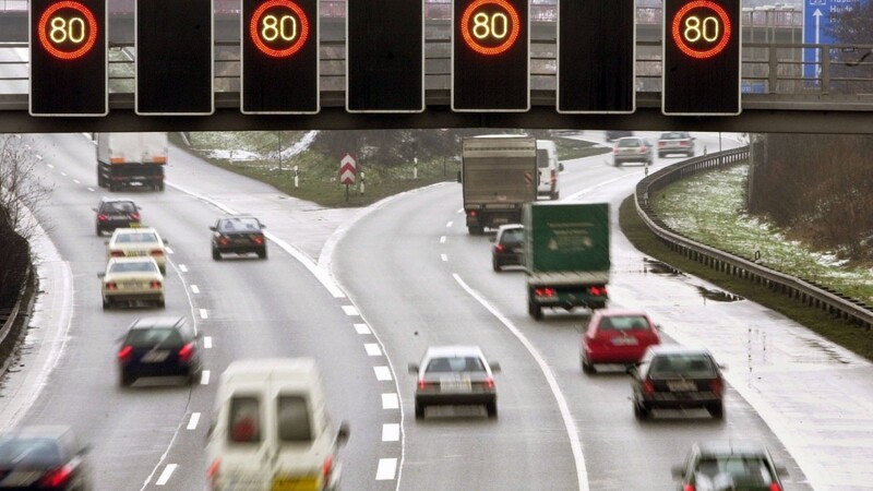 Eine Verkehrszeichenbrücke zeigt die vorgeschriebene Geschwindigkeit an. Auf der Autobahn A 3 im Landkreis Straubing-Bogen wird es keine solche Verkehrszeichenbrücke geben, stattdessen aber ein mobiles Verkehrsleitsystem.