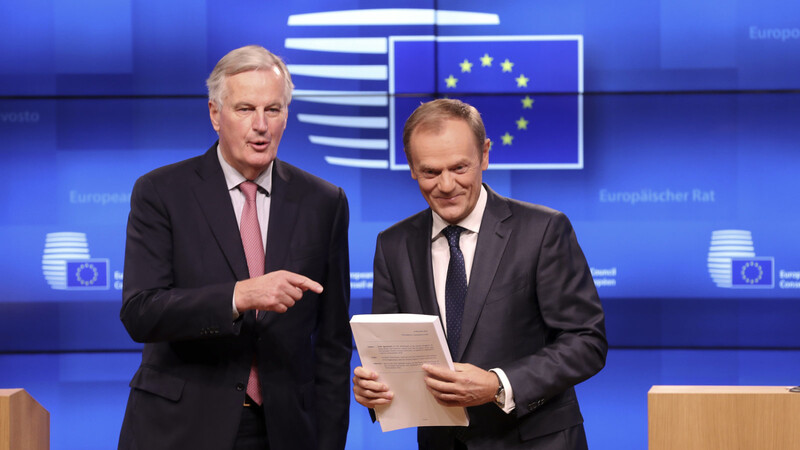 Ziemlich dick ist der Vertrag geworden, den Chef-Unterhändler Michel Barnier (l.) an Ratspräsident Donald Tusk übergibt.