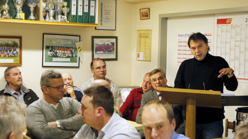 FC-Vorstand Jürgen Krämer erläuterte die Maßnahmen zum Bau eines neuen Vereinsheimes.