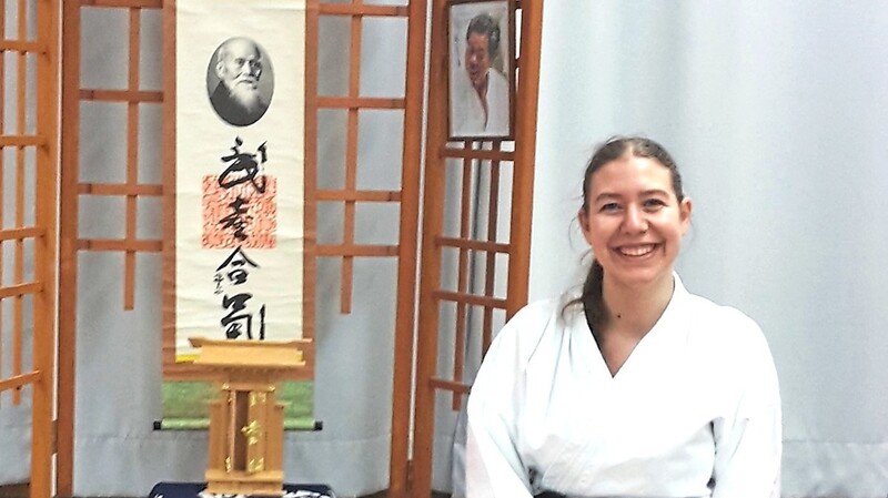 Elisabeth Obermeier hat erfolgreich auch die Prüfungen zum ersten Dan im Aikido abgelegt.