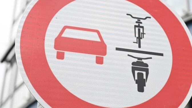 Steht dieses Schild am Straßenrand, dürfen Fahrrad- und Mopedfahrer nicht überholt werden. In Landshut soll es vorerst nicht aufgestellt werden.
