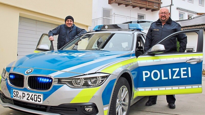 Hausmeister und Wagenpfleger Helmut Heißenhuber (l.) und Polizeioberkommissar Helmut Mühlberger freuen sich über das neue Fahrzeug.