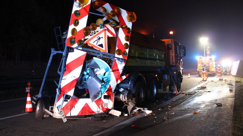 Bis halb vier morgens waren die Einsatzkräfte in der Nacht auf Mittwoch mit den Bergungsarbeiten auf der A93 bei Hausen beschäftigt. Betonbrocken auf der Fahrbahn hatten dort mehrere Autos beschädigt und Unfälle verursacht. Jetzt reagiert die Autobahndirektion Südbayern.