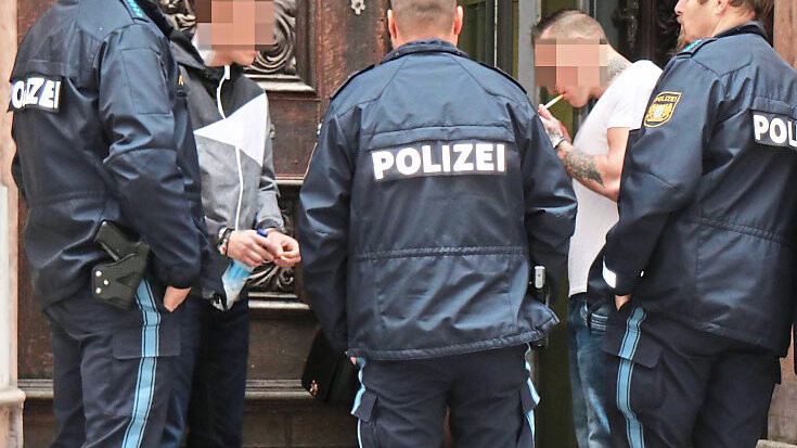 Zwei Angeklagte vor dem Landgericht Passau. Ihnen wird Körperverletzung mit Todesfolge vorgeworfen.