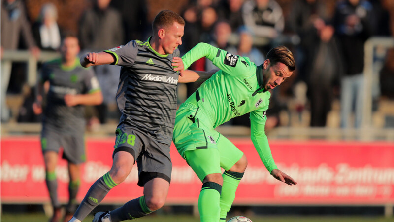 Nico Karger vom TSV 1860 (r.) im Zweikampf mit Nico Rinderknecht vom FC Ingolstadt.