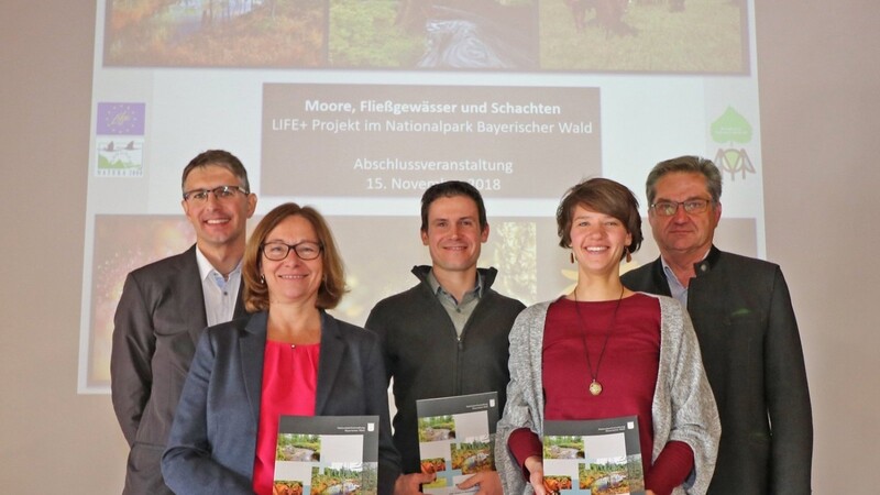 Freuten sich über das erfolgreich abgeschlossene LIFE+ Projekt: Jochen Linner (Nationalpark, von links), Ulrike Lorenz (Umweltministerium), Fabian Schweizer (Bayerischer Naturschutzfonds), Claudia Schmidt (Nationalpark) und Nationalparkleiter Dr. Franz Leibl.