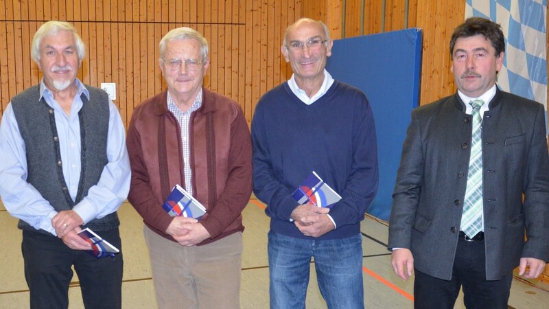 Bürgermeister Alfons Neumeier (rechts) mit den Autoren der Schriftenreihe "Salchinger Hefte" (weitere, von rechts) Franz Dengler, Gerhard Schormann und Augustin Huber.