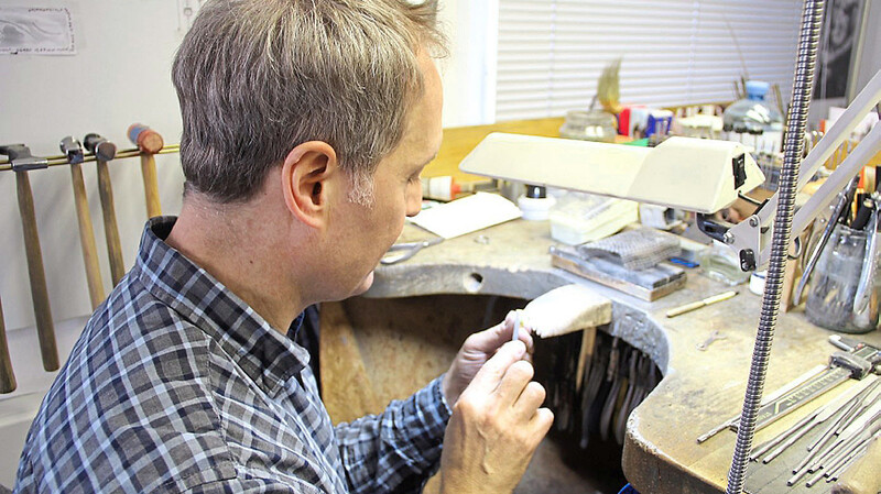 In echter Handarbeit fertigen die Goldschmiede in der Werkstatt über dem Schmuckatelier Hilz die Ringe mit der akademischen Bedeutung.