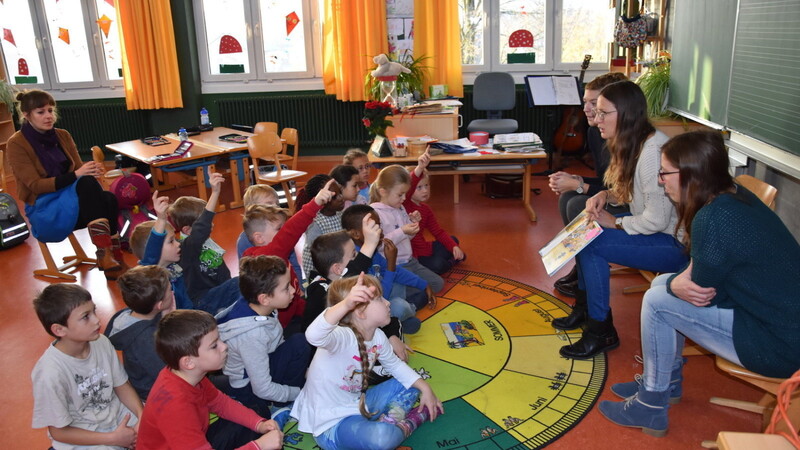 Lehramtsanwärterinnen aus dem Freisinger Grundschulseminar haben gestern an der Grundschule den Kindern vorgelesen. Danach wurden die Geschichten vertieft und zusammen mit den Kindern reflektiert.