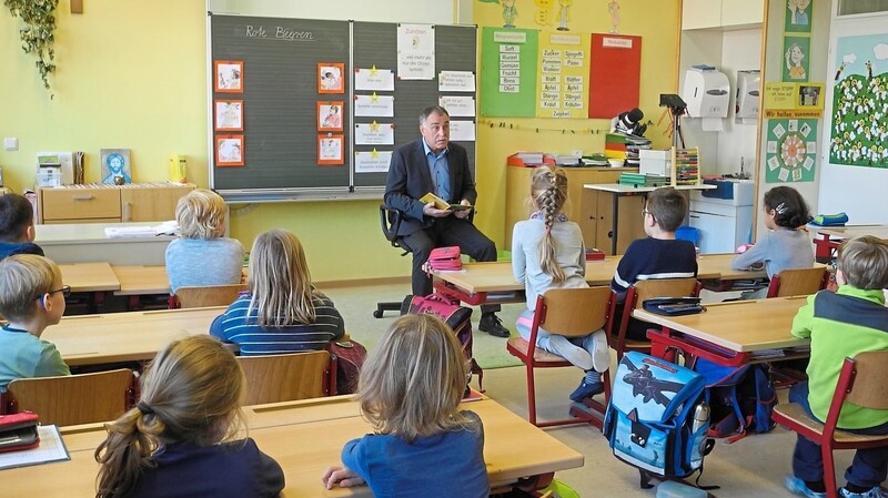 Bürgermeister Karl Scharf las bei Vorlesetag den Grundschülern vor.
