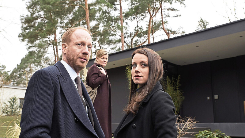 Yvonne (Alice Dwyer, rechts) und Heiko Wills (Johann von Bülow) werden plötzlich von ihrem Fall abgezogen. Mit Hilfe von Rechercheurin Diane Springer (Birge Schade) arbeiten sie heimlich weiter.