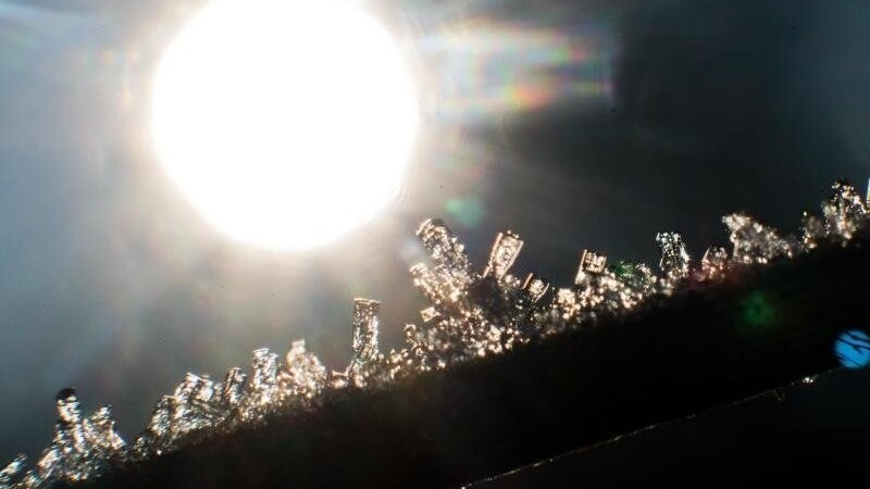 Eiskristalle glitzern im Licht der aufgehenden Sonne.