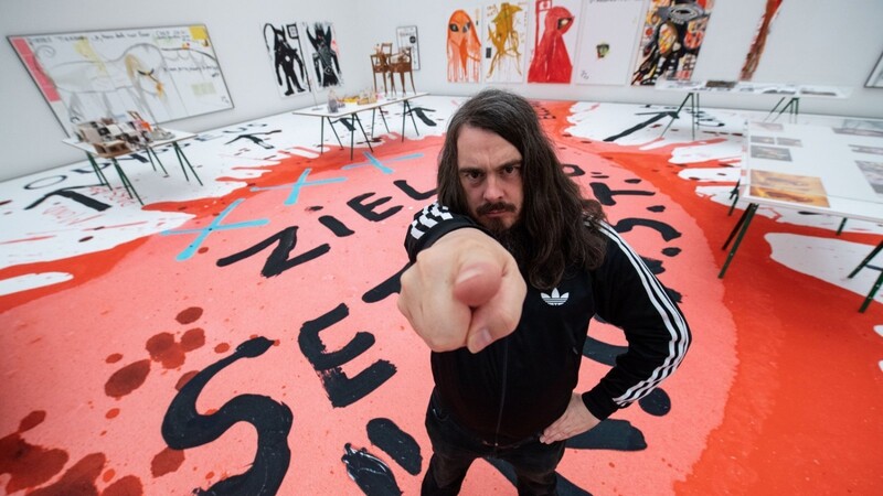Immer für eine Pose zu haben: Maler und Aktionskünstler Jonathan Meese. Die Pinakothek München widmet ihm jetzt eine Ausstellung.