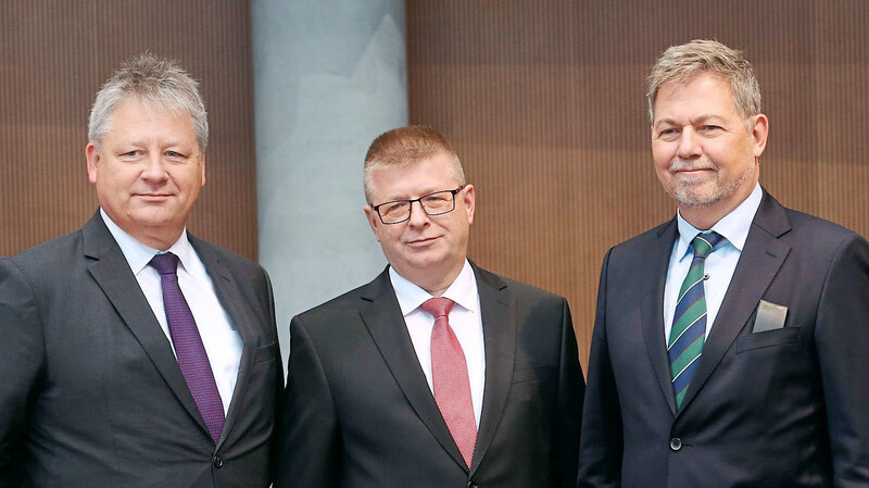 Die Geheimdienstchefs Bruno Kahl (l.), Thomas Haldenwang (M.) und Christof Gramm stehen den Parlamentariern Rede und Antwort.
