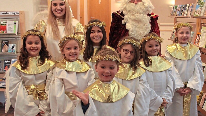 Steffi Kozuch darf das Christkind sein, Josef Fischer begleitet sie als routinierter Nikolaus. Und die sechs Engel bekommen heuer erstmals Unterstützung vom Weihnachtsbengel.