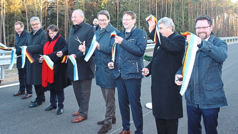 Freie Fahrt auf der Ortsumgehung von Neubäu am See! Politiker und Vertreter des Staatlichen Bauamtes eröffneten am Freitag die neue Trasse.