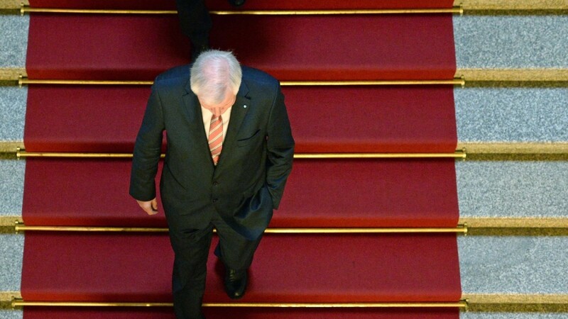 Wohin des Wegs? Horst Seehofer geht im Foyer des Landtags eine Treppe hinab. Bald wird er nur noch Bundesinnenminister sein.