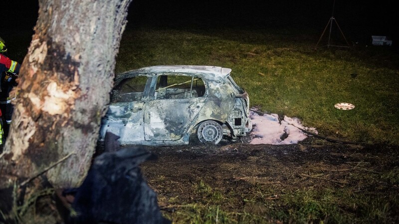 Horror-Unfall in der Nacht auf Sonntag auf der B301 bei Biburg im Landkreis Kelheim. Dabei verbrannte ein 19-jähriger Mann in seinem Auto.