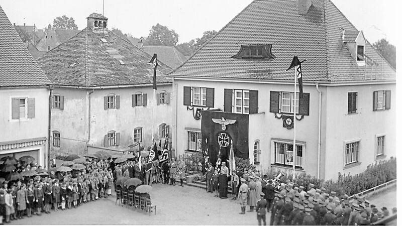 Das "braune Haus" am Rathausplatz war Schierlings Stützpunkt der Nationalsozialistischen Deutschen Arbeiterpartei (NSDAP) und auch zentraler Platz für den Schierlinger Aufmarsch am 21. März 1933.